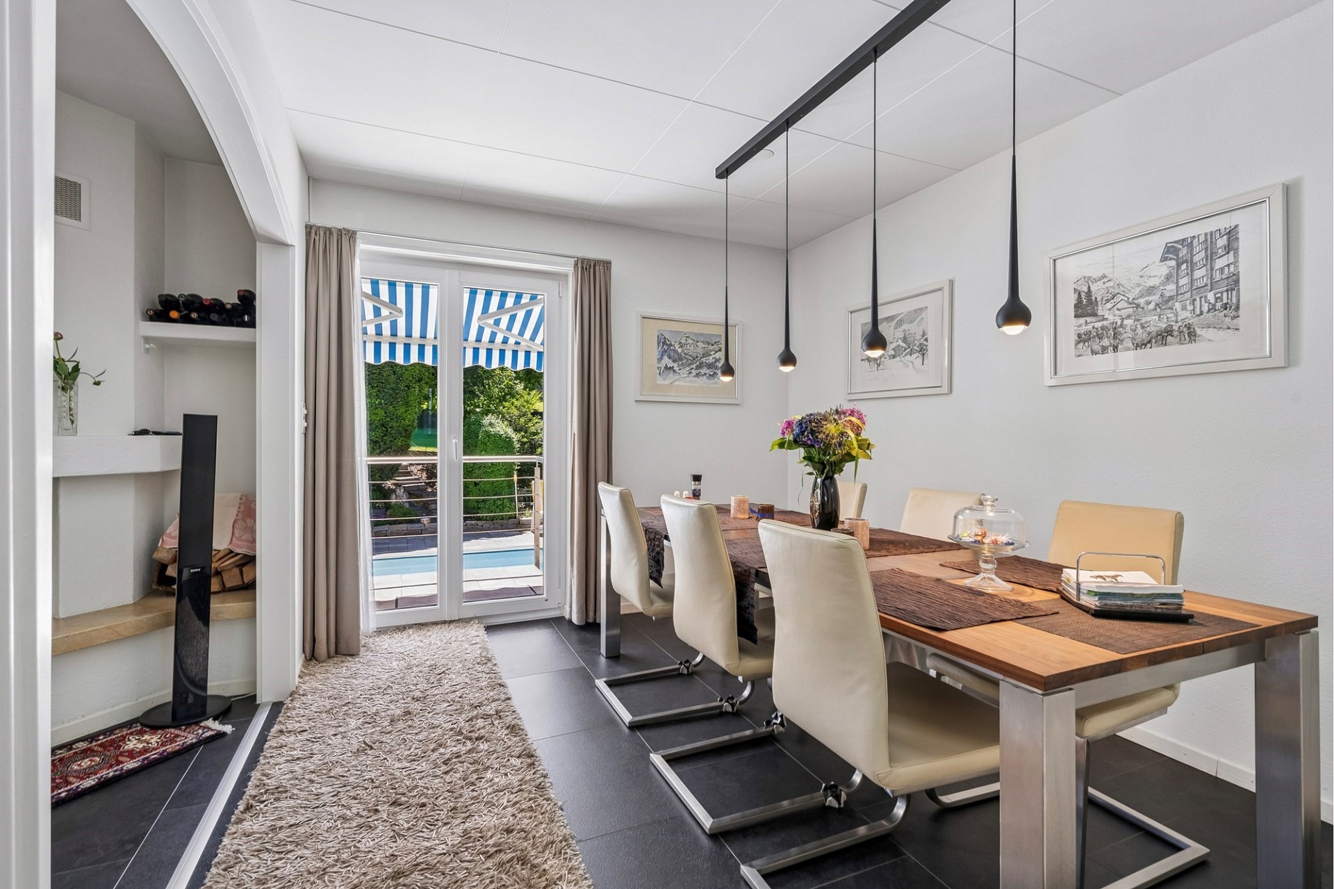 Esszimmer mit Zugang zur Terrasse