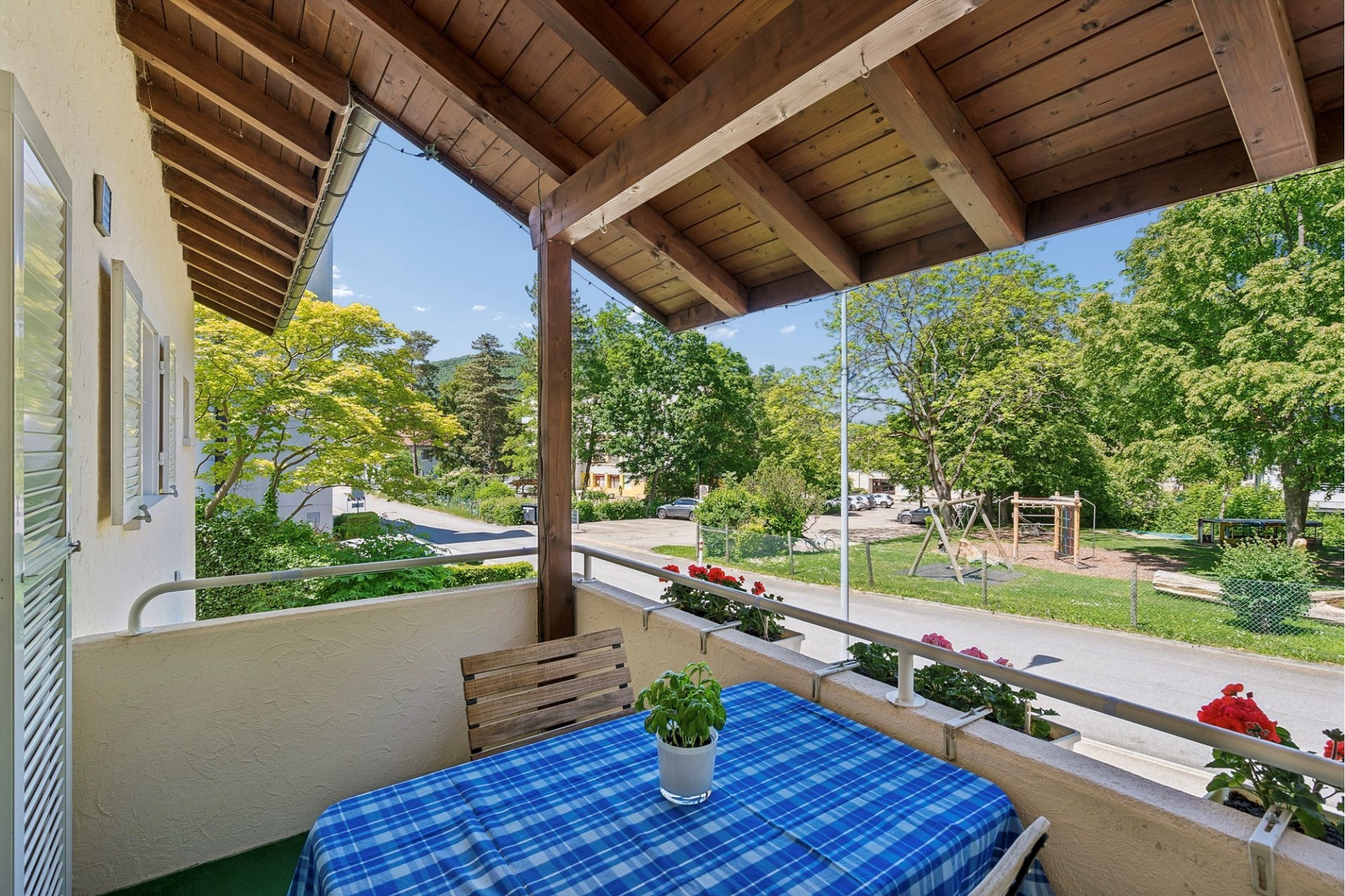 Überdachter Balkon mit Blick ins Grüne