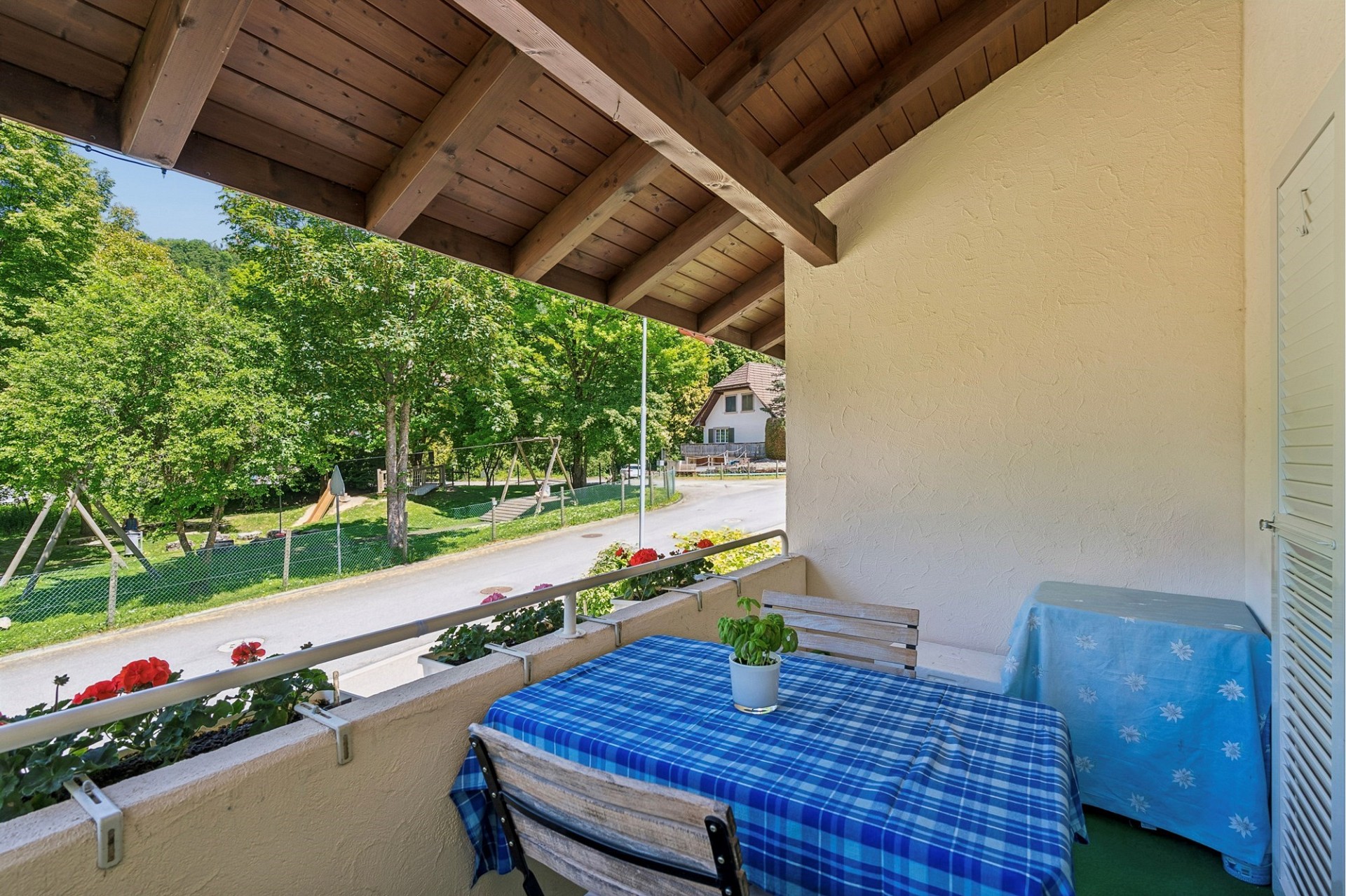 Überdachter Balkon mit Blick ins Grüne
