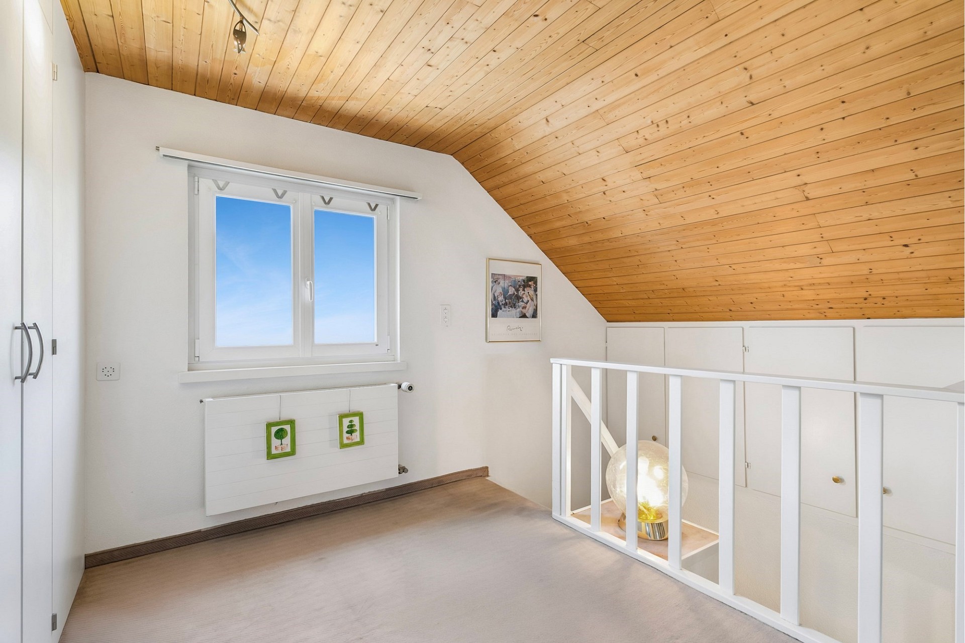 Helles Dachgeschosszimmer mit Holzdecke