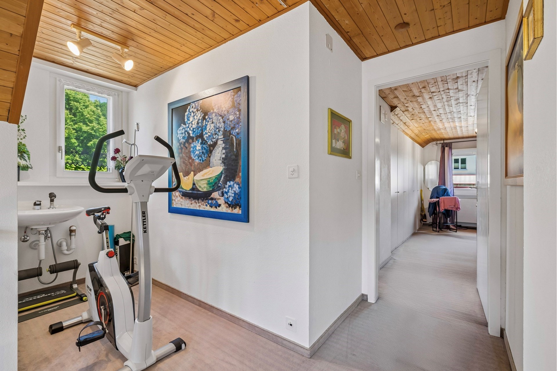 Heller Flur mit kleinem Fitnessbereich