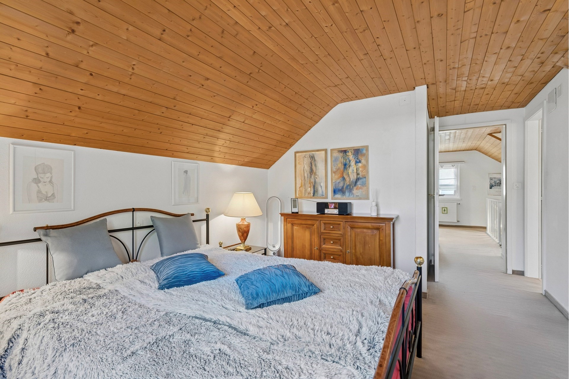 Gemütliches Dachgeschoss-Schlafzimmer mit Holzdecke