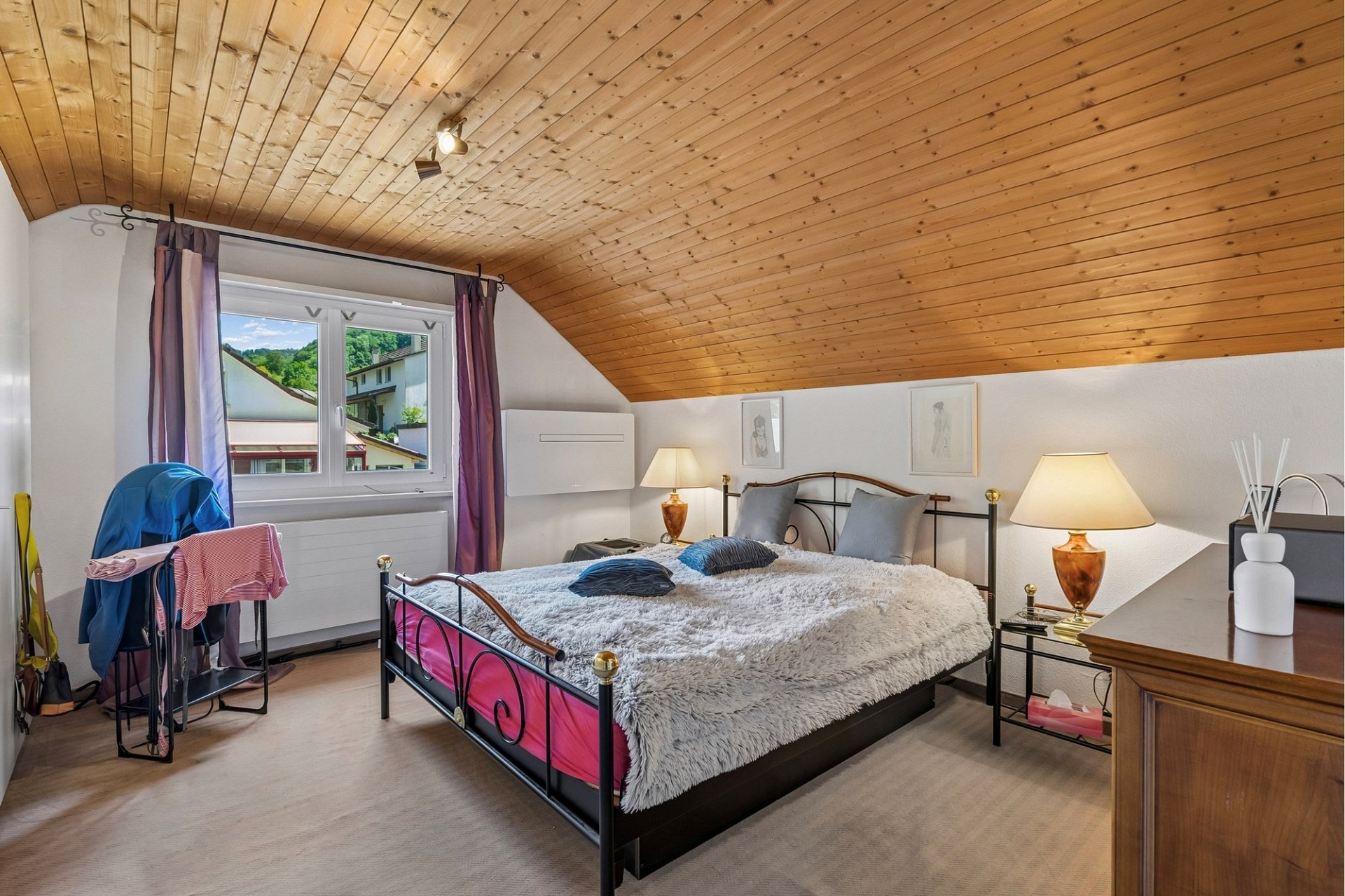 Dachgeschoss-Schlafzimmer mit Holzbalkendecke