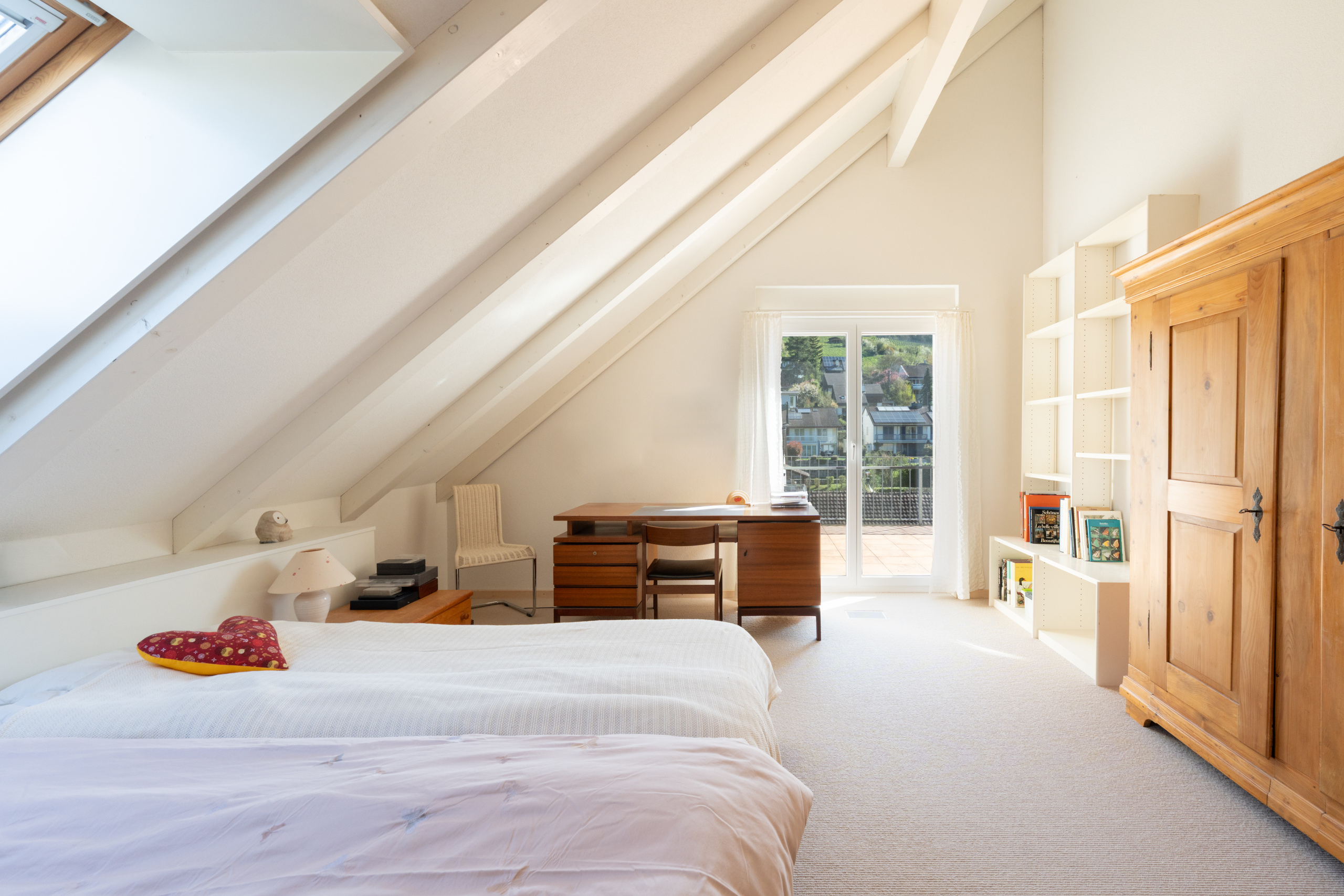 Helles Dachgeschoss-Schlafzimmer mit Arbeitsplatz