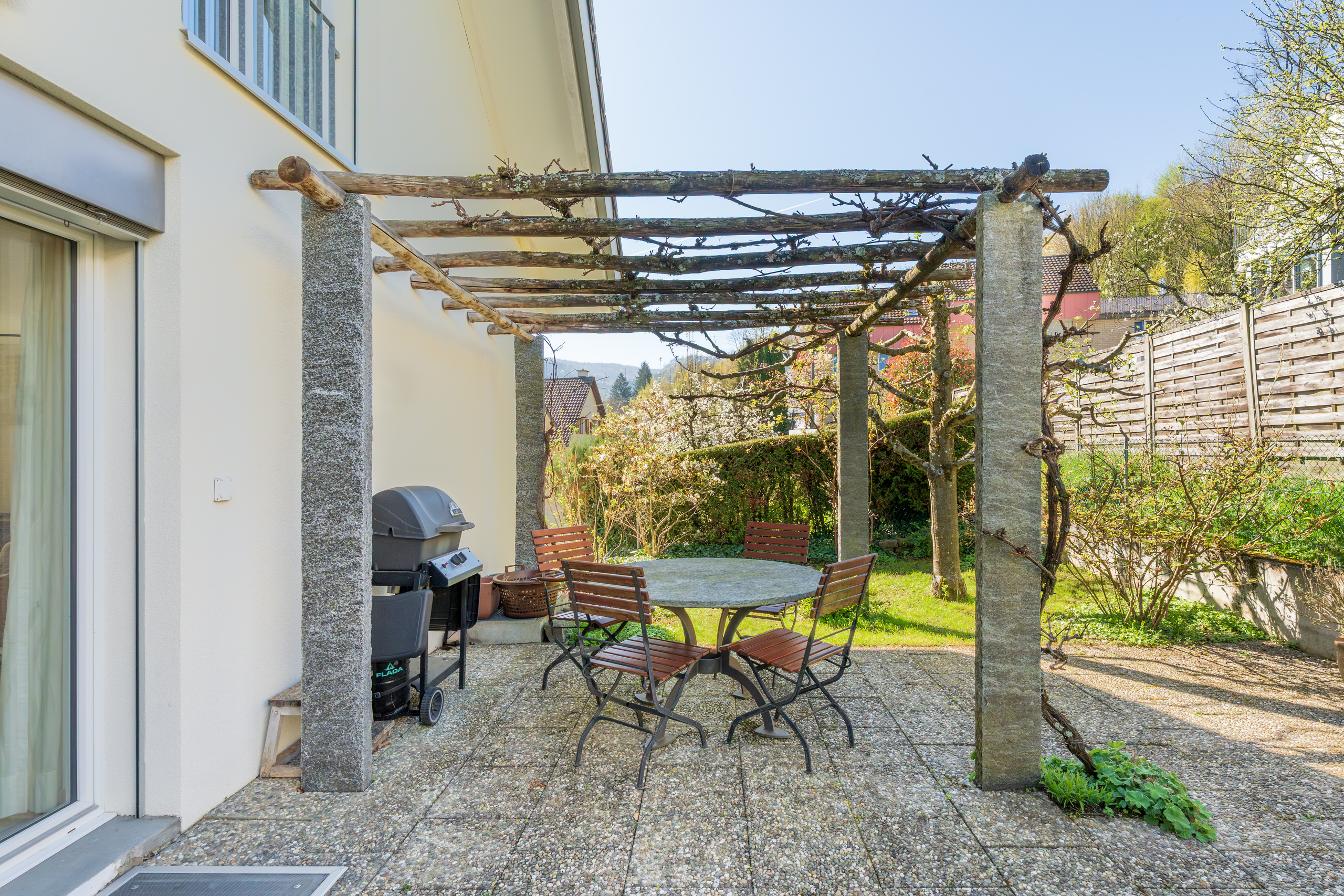 Terrasse mit Pergola und Sitzgruppe