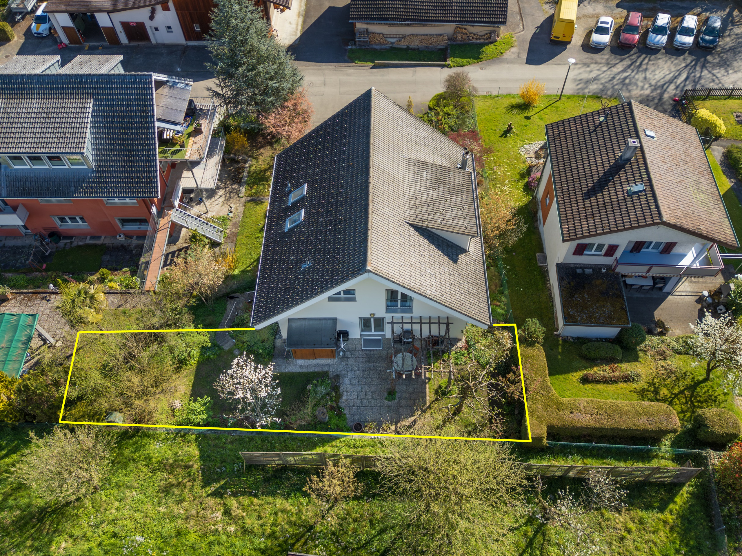 Luftaufnahme eines Einfamilienhauses mit Garten