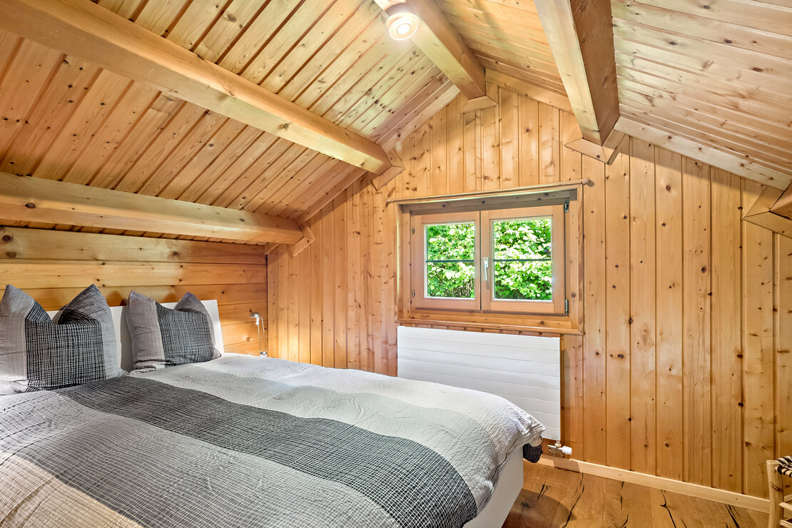 Gemütliches Holzschlafzimmer im Dachgeschoss