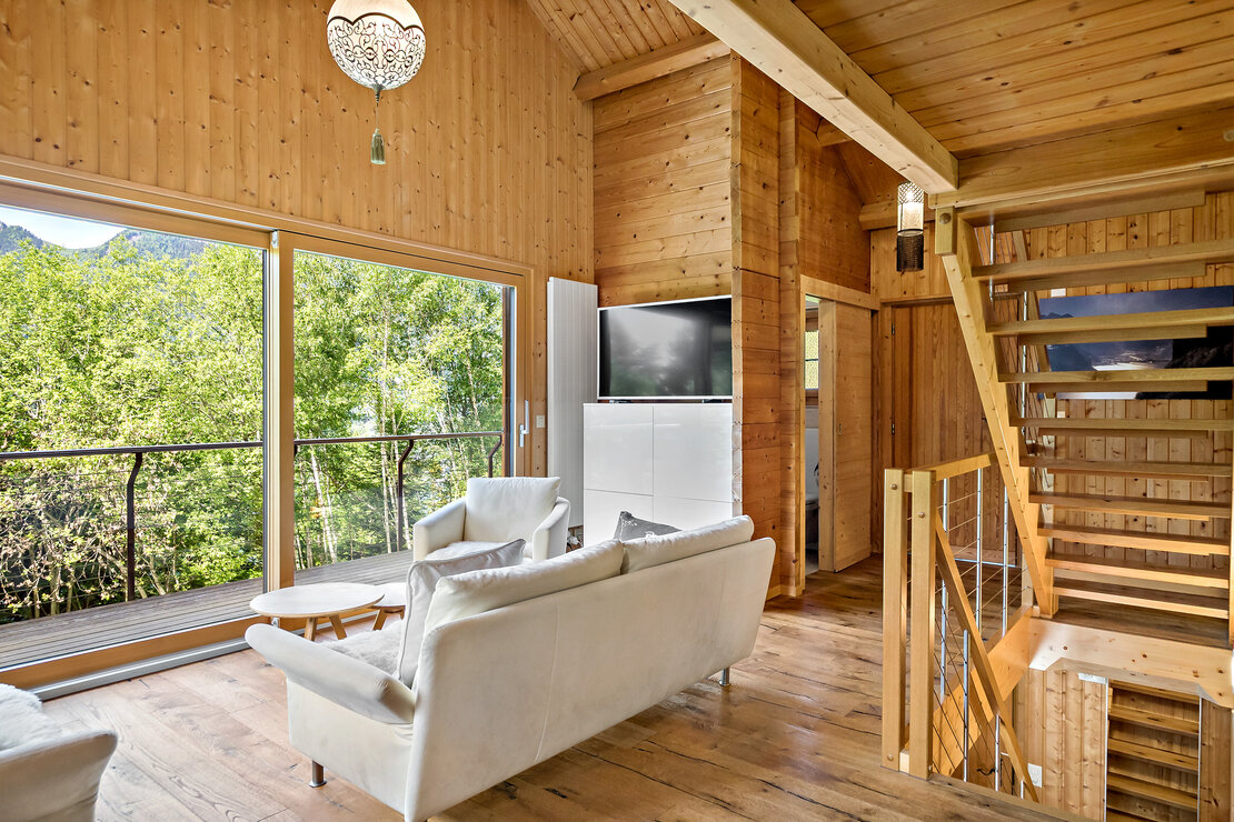 Luftiger Holzwohnraum mit Galerie