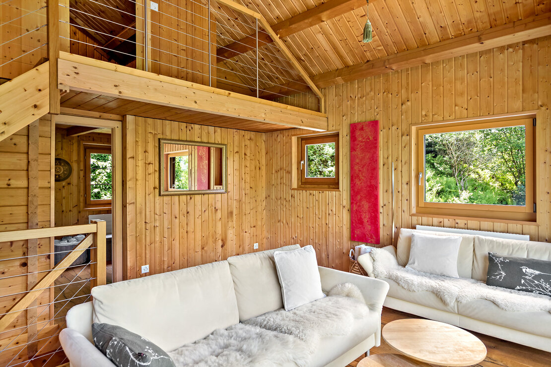 Gemütliches Holzwohnzimmer mit Galerie