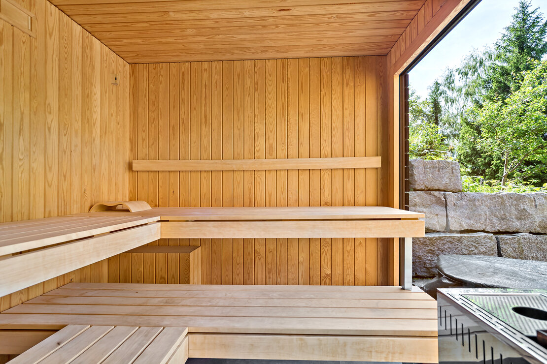 Sauna mit Holzinnenausbau und Blick ins Grüne