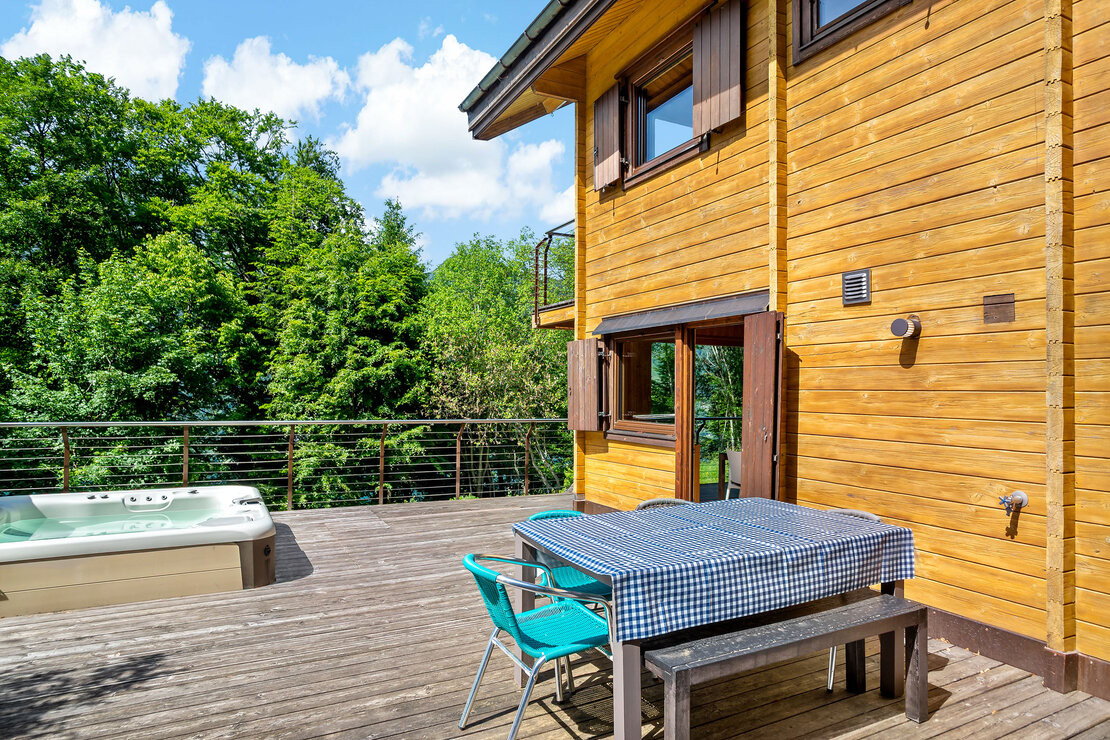 Holzterrasse mit Whirlpool am Haus