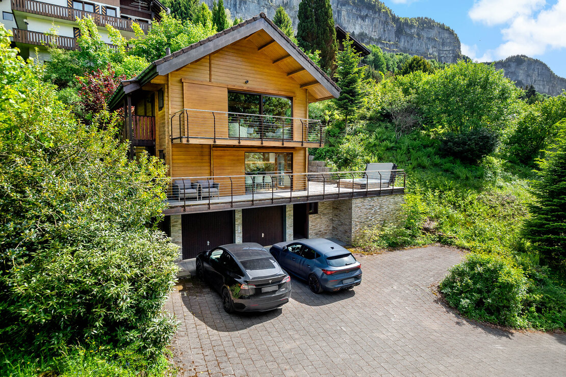 Alpines Holzhaus mit Doppelgarage und Terrassen
