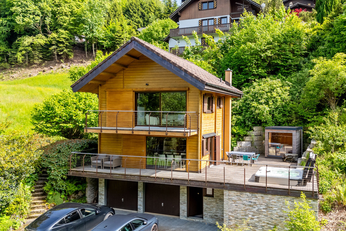 Holzhaus an Hanglage mit großen Terrassen