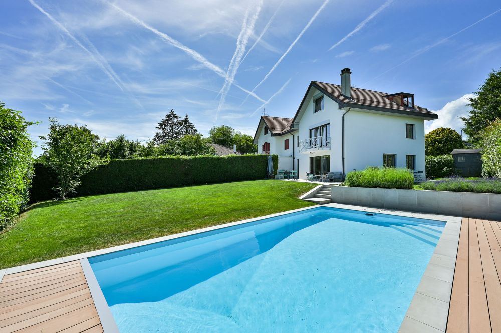 Modernes Einfamilienhaus mit Pool und großem Garten