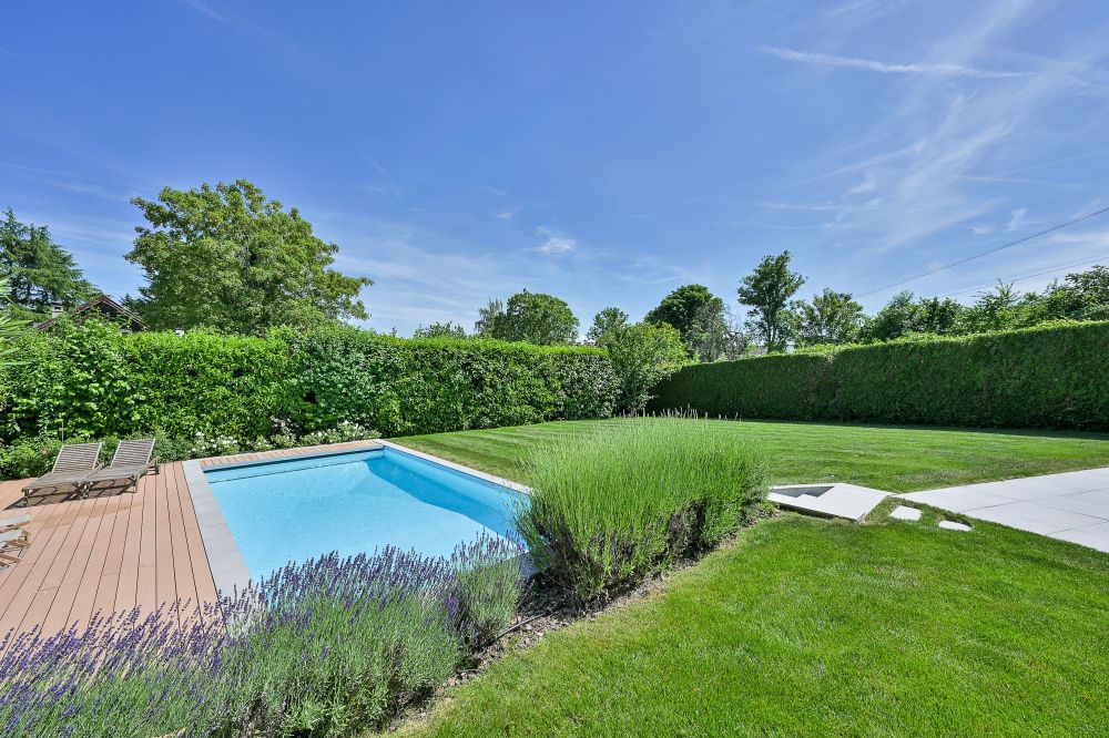 Garten mit Pool und Liegefläche