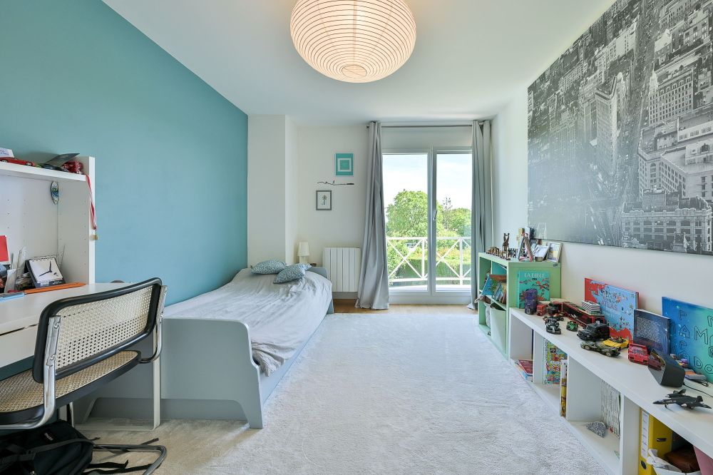 Helles Kinderzimmer mit Balkonblick