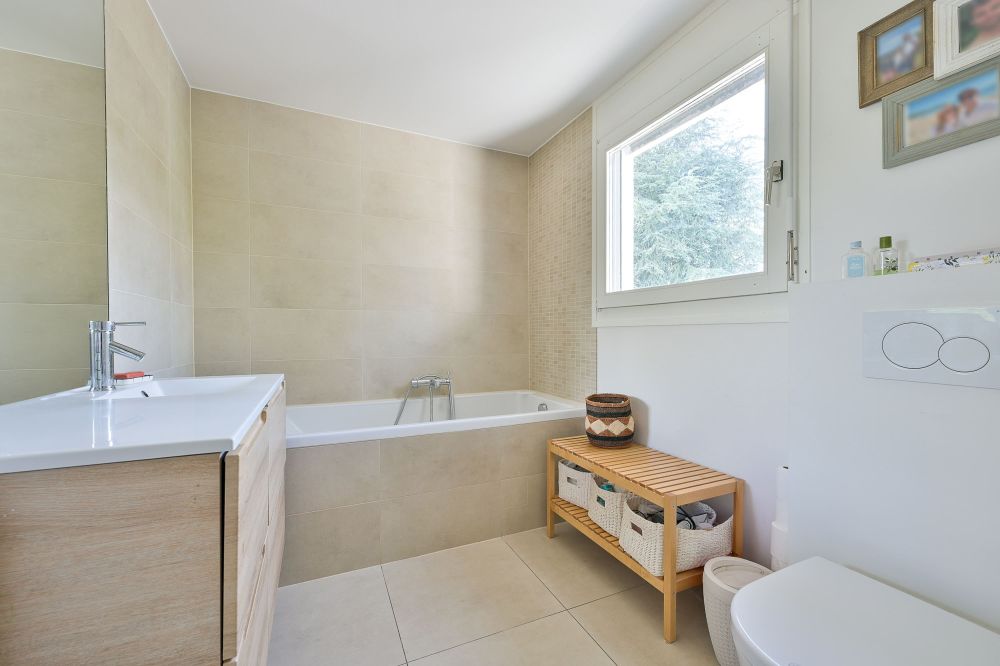 Modernes Badezimmer mit Badewanne und Fenster