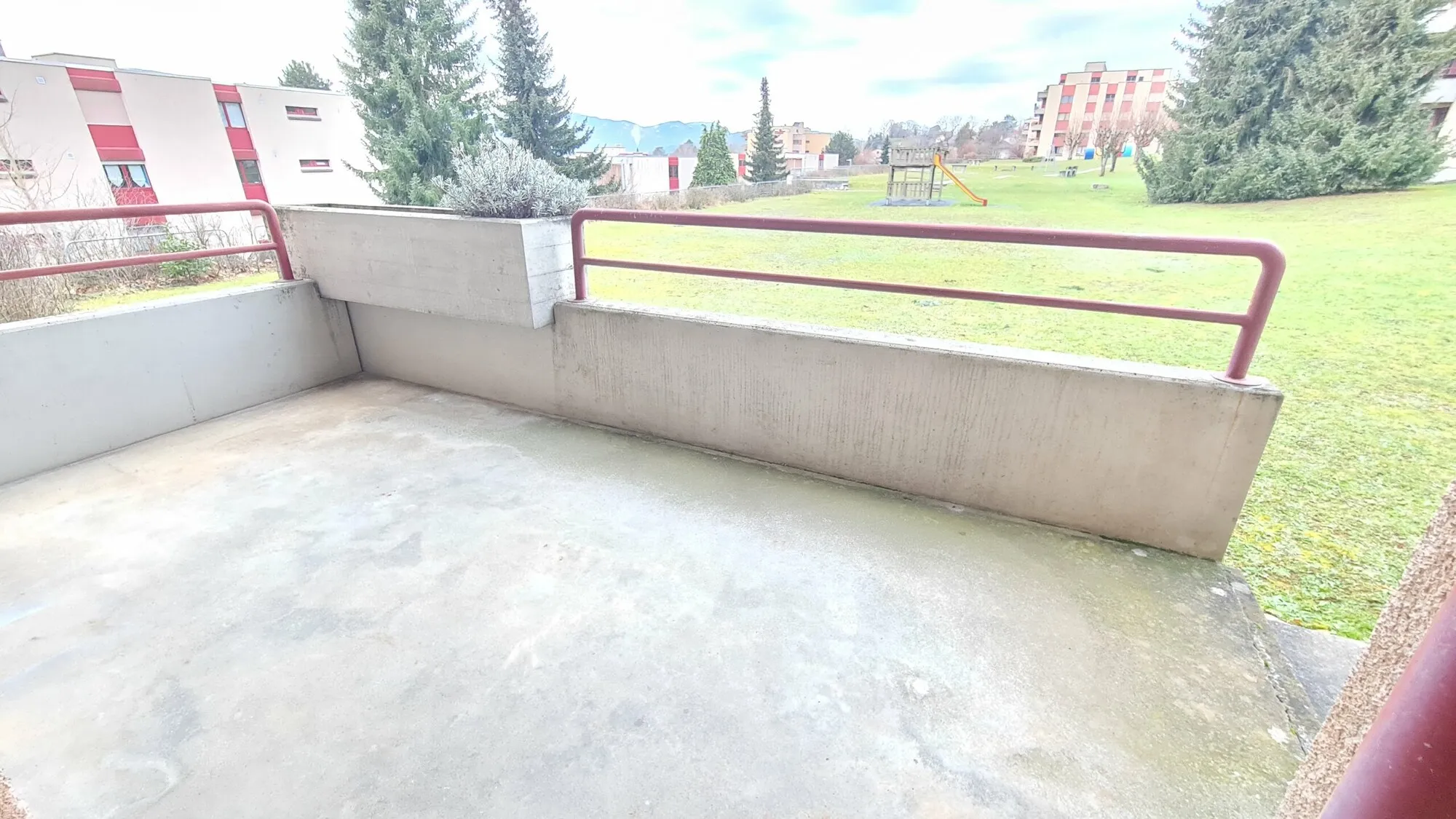 Balkon mit Blick auf Grünfläche