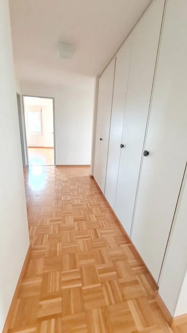 Heller Flur mit Einbauschrank