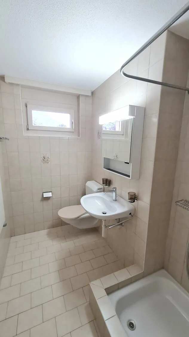 Badezimmer mit WC und Waschtisch