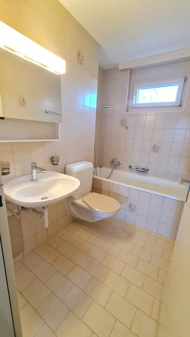 Badezimmer mit Badewanne und WC
