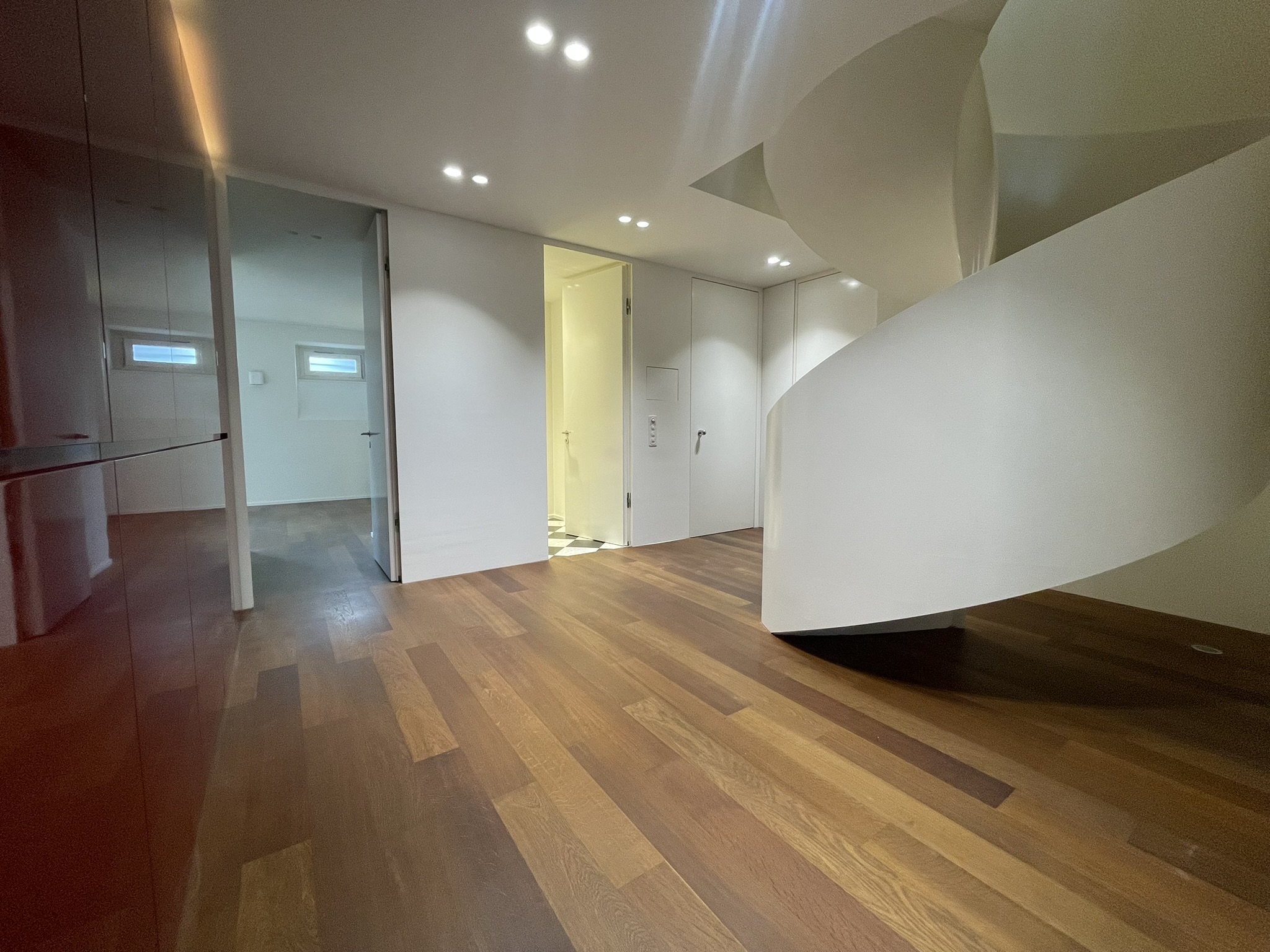 Moderne Flurtreppe mit Parkettboden