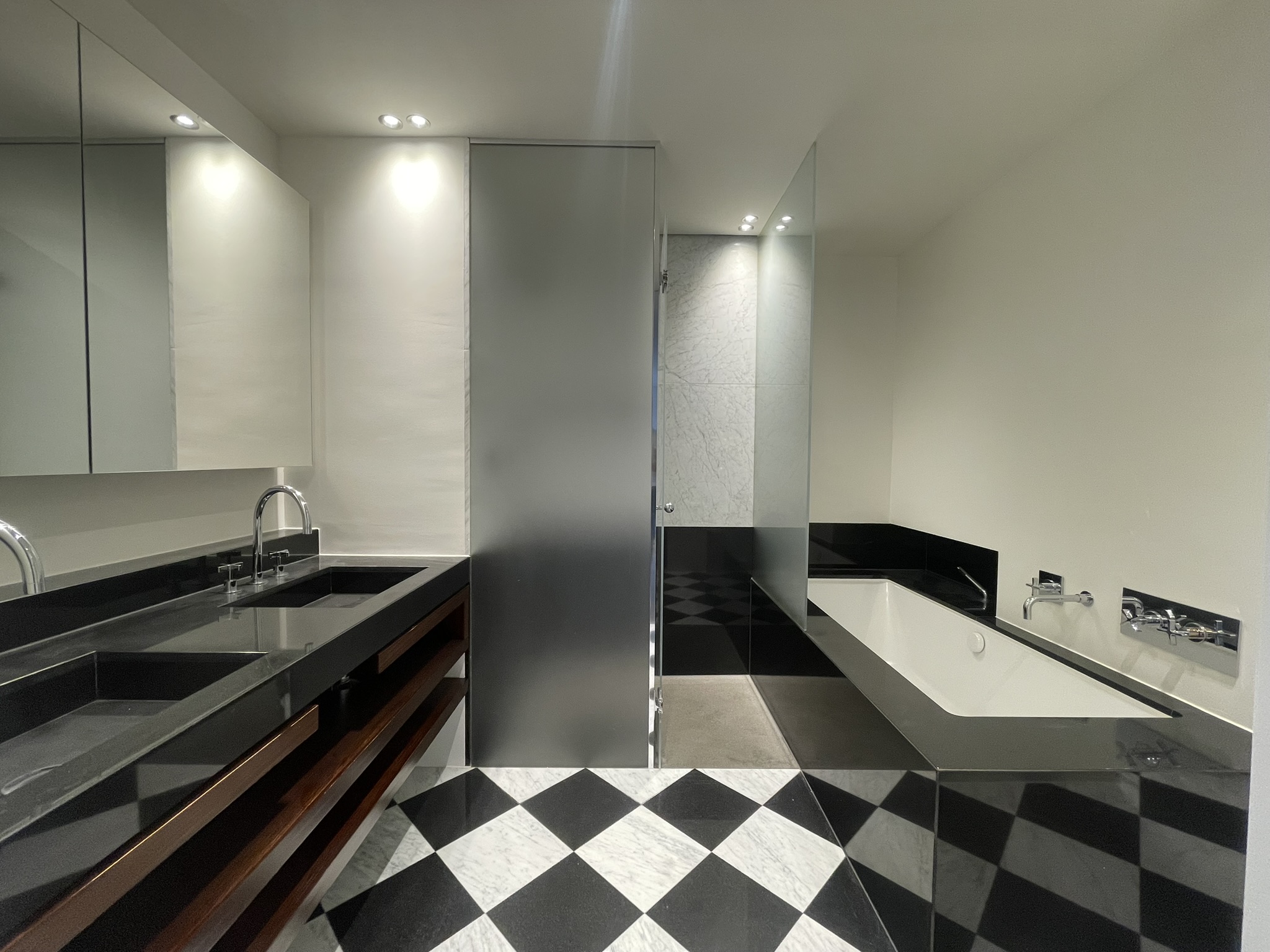 Modernes Badezimmer mit freistehender Wanne und Doppelwaschtisch