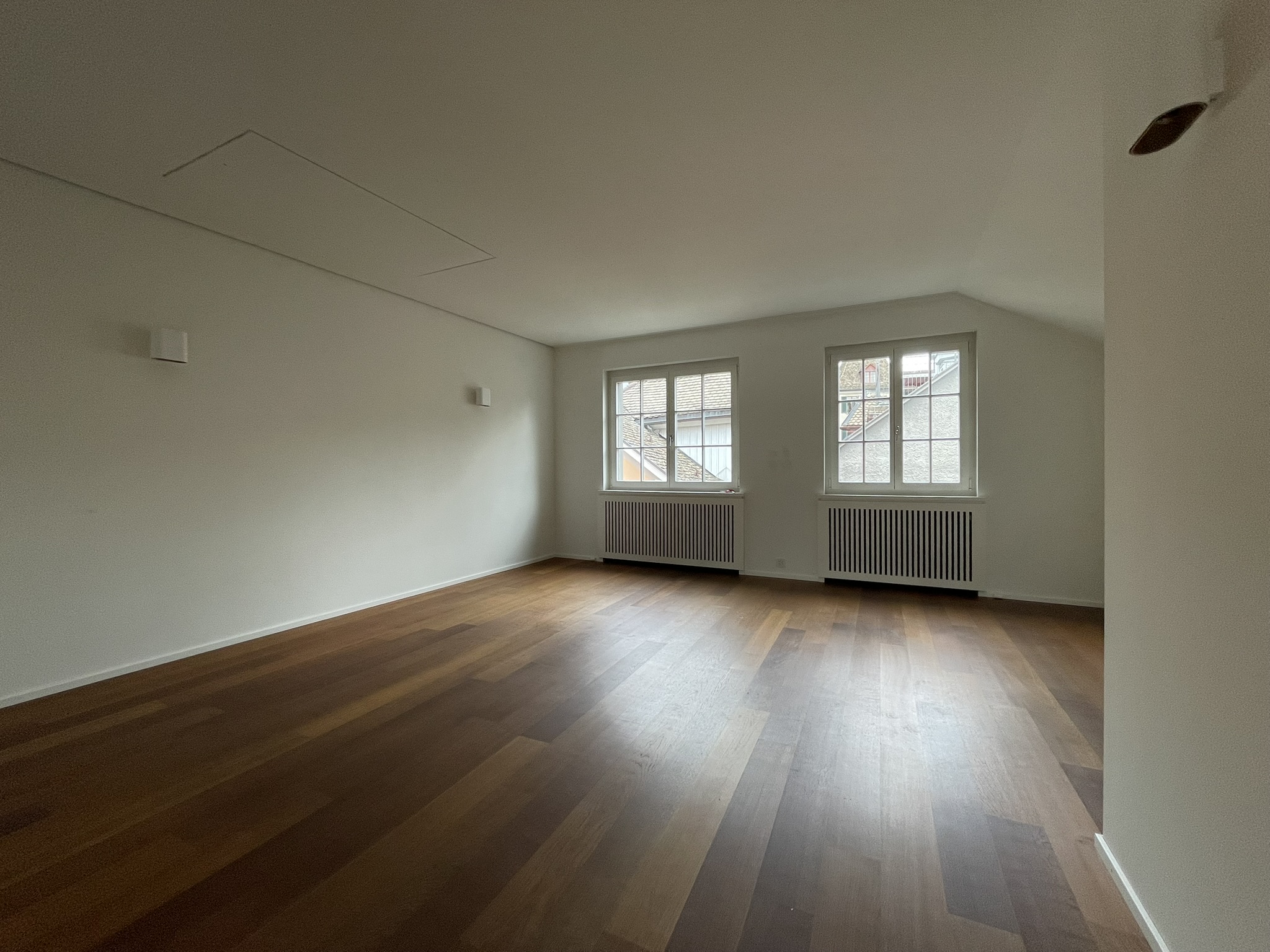 Leerer heller Raum mit Parkettboden