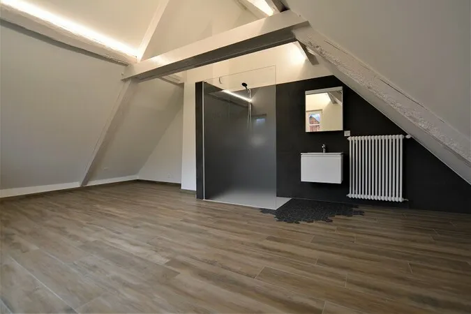 Dachgeschossraum mit Badbereich