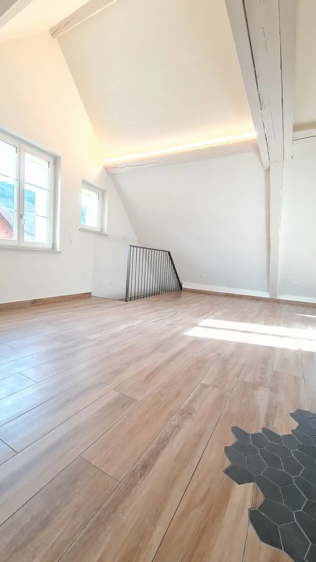 Heller Dachraum mit Holzoptikboden