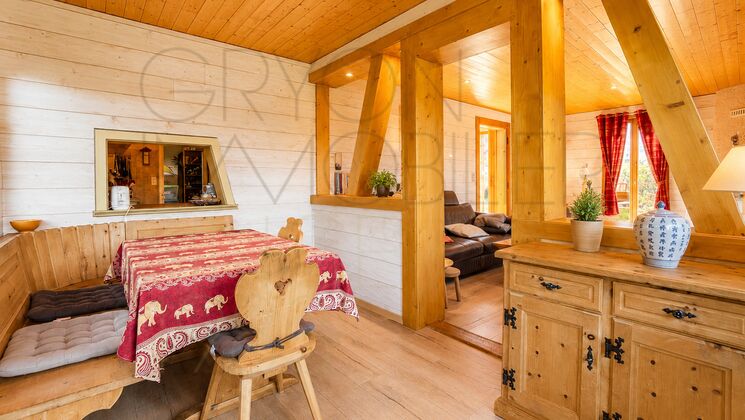 Gemütlicher Ess- und Wohnbereich im Chalet-Stil