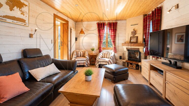 Gemütliches Wohnzimmer mit Kamin und Holzdecke