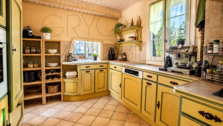 Helle Landhausküche mit Zitronengelb und Holzregalen