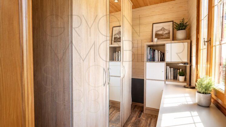 Heller Holzraum mit Einbauschrank und Fensterbank