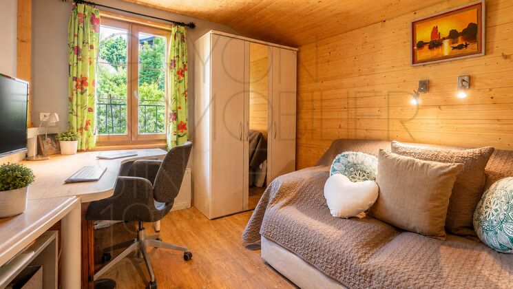 Gemütliches Holz-Schlafzimmer mit Arbeitsplatz