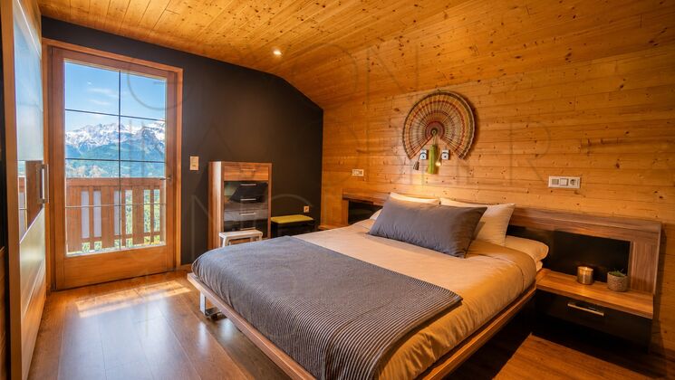 Gemütliches Schlafzimmer mit Bergblick