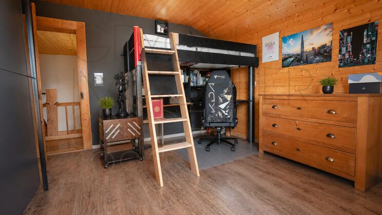 Dachgeschosszimmer mit Holzverkleidung