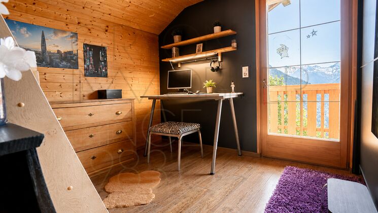Rustikales Arbeitszimmer mit Bergblick