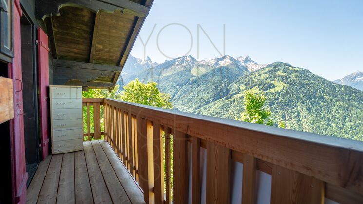Balkon mit Bergpanorama