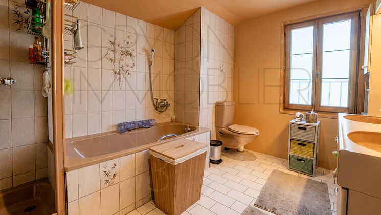 Badezimmer mit Wanne und Fenster