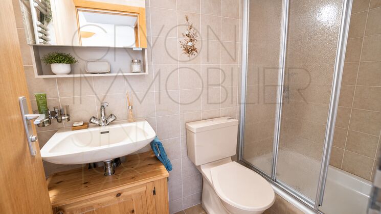 Kleines Badezimmer mit Dusche und Waschtisch