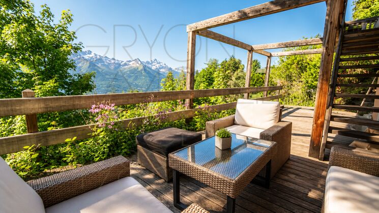 Holzterrasse mit Bergblick