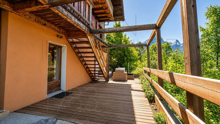 Holzterrasse mit Bergblick