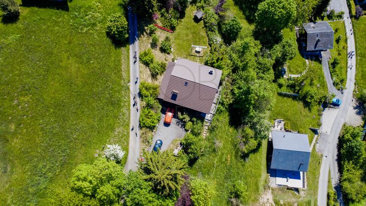 Luftaufnahme eines Wohnhauses mit Garten und Zufahrt