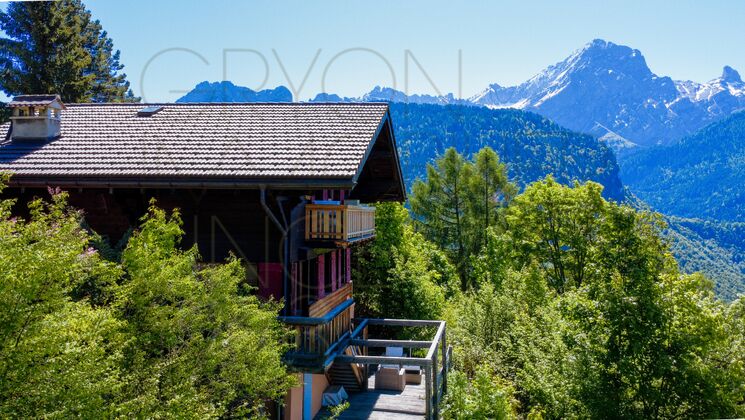 Bergchalet mit Balkon und Alpenblick