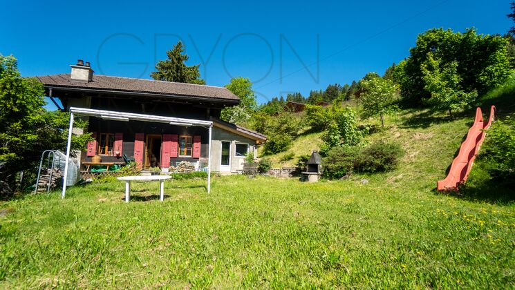 Haus mit großem Garten und Rutsche