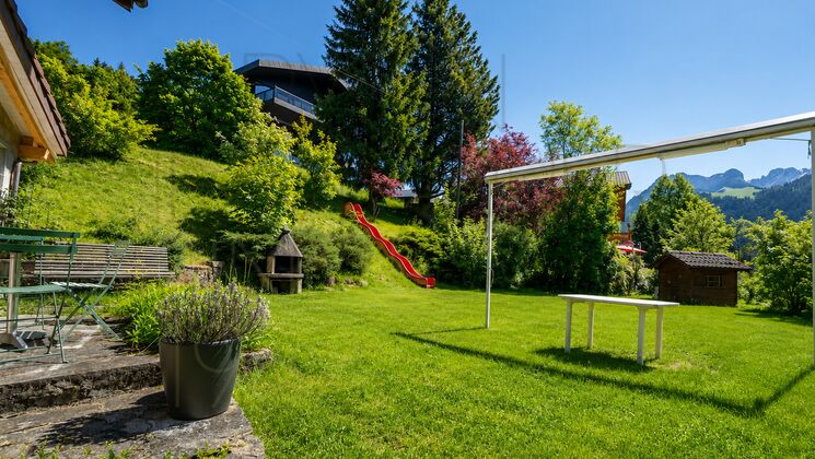 Großer Garten mit Spielbereich und Bergblick