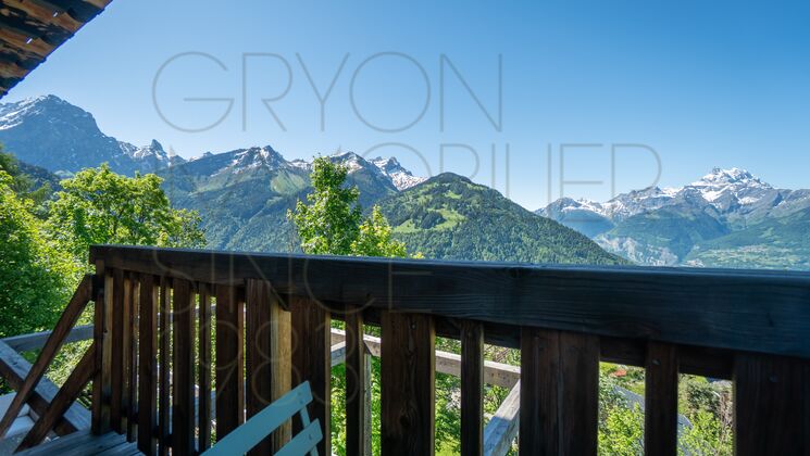 Bergblick von einer Holzterrasse