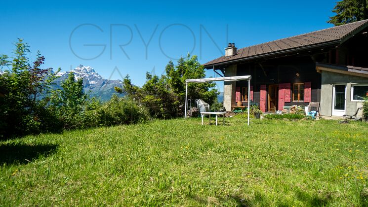 Haus mit Bergblick und Garten