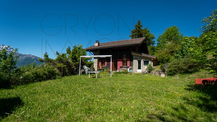 Alpines Haus mit großem Garten